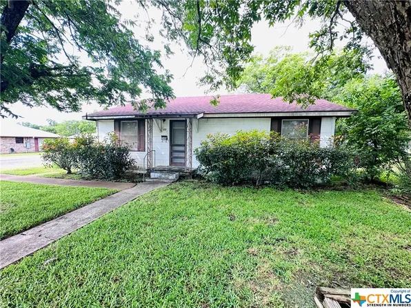 213 Poth St, Yoakum, TX 77995