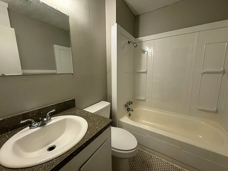130 E Woodcrest Dr — Photo 4