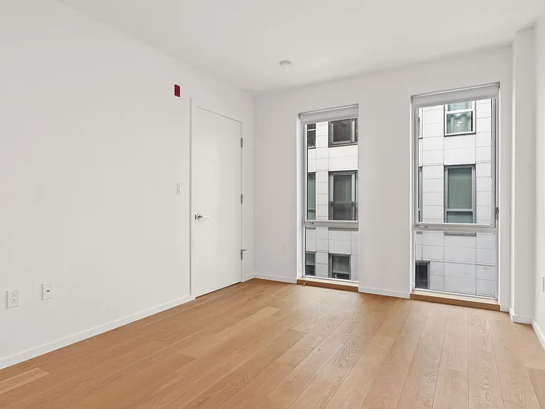 50-504 W Broadway #499 — Photo 17
