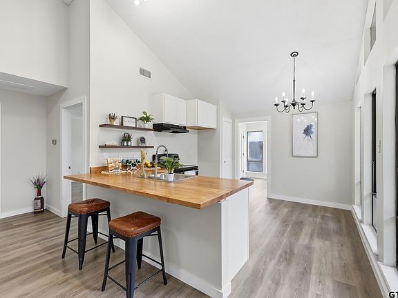 2nd image of 121 Candlelight Cv