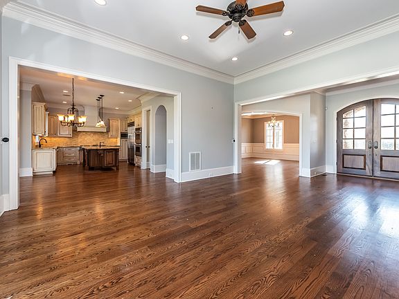 5th image of 122 Alton Ct