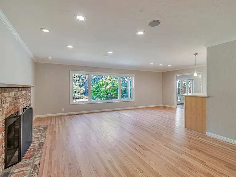 2141 Deodara Dr — Photo 2