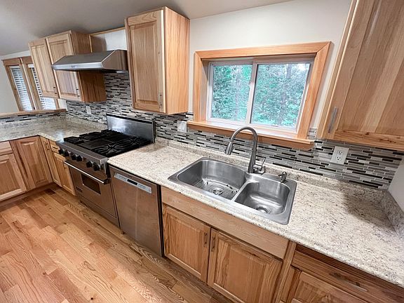 Kitchen sink, Bosch dishwasher, Viking gas stove