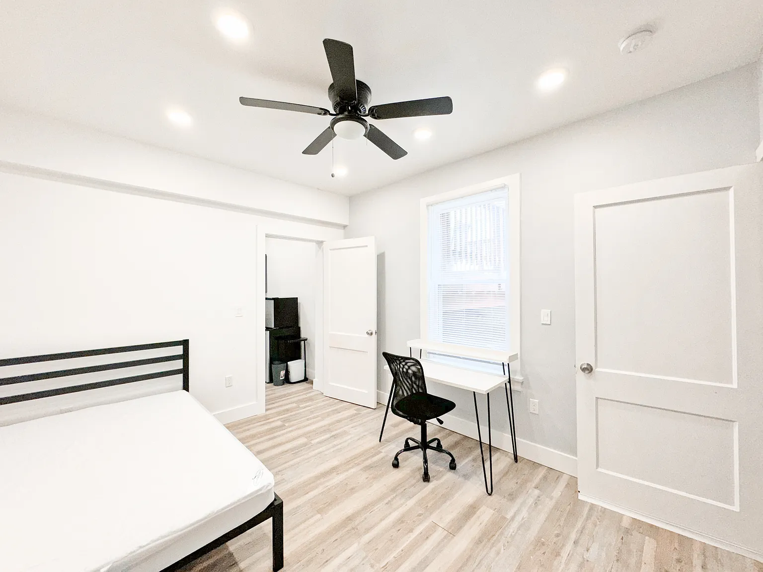 5845 Phillips Ave Floor 1 photo 1