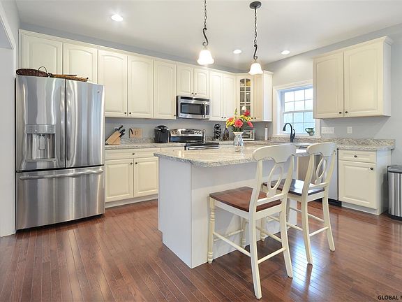 2nd image of 128 Lakepointe Way