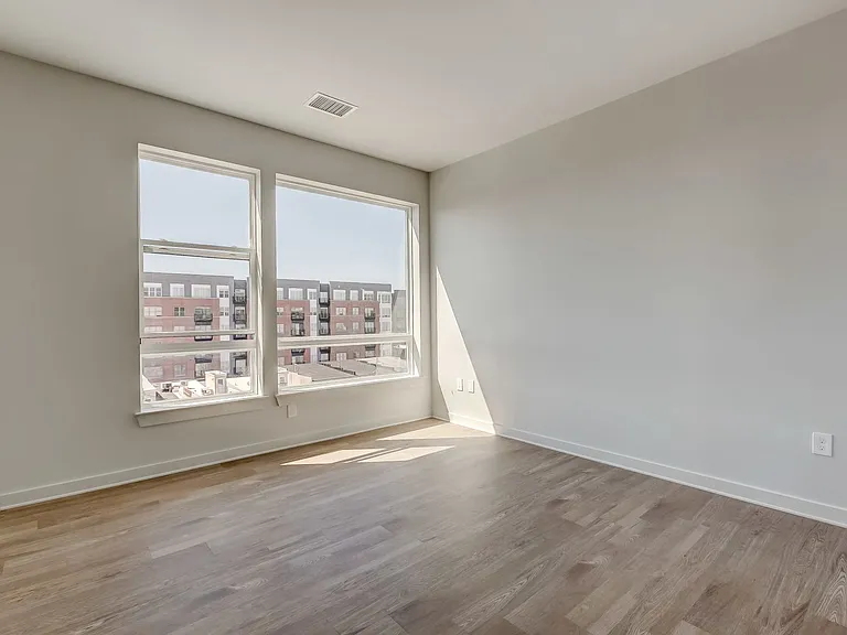 115 W Hamburg — Photo 95