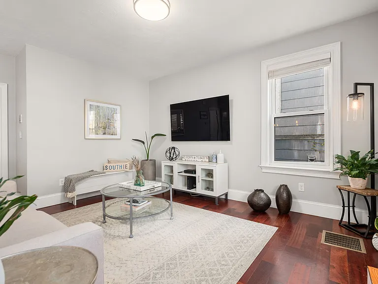 417 E 7th St #1 — Photo 5