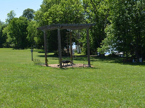4th image of 272 W Shore Dr