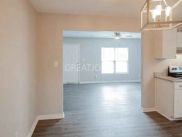 3 bed, 2.0 bath, 1222 sqft, $1,397 — Photo 2