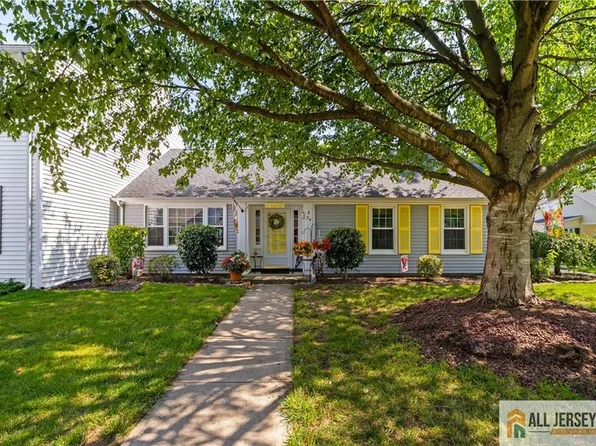 74 E Amherst Ln, Monroe Township, NJ 08831