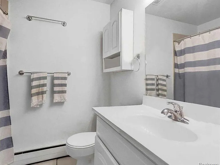 721 W Maple Rd — Photo 12