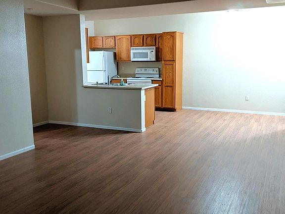 Dining area & kitchen