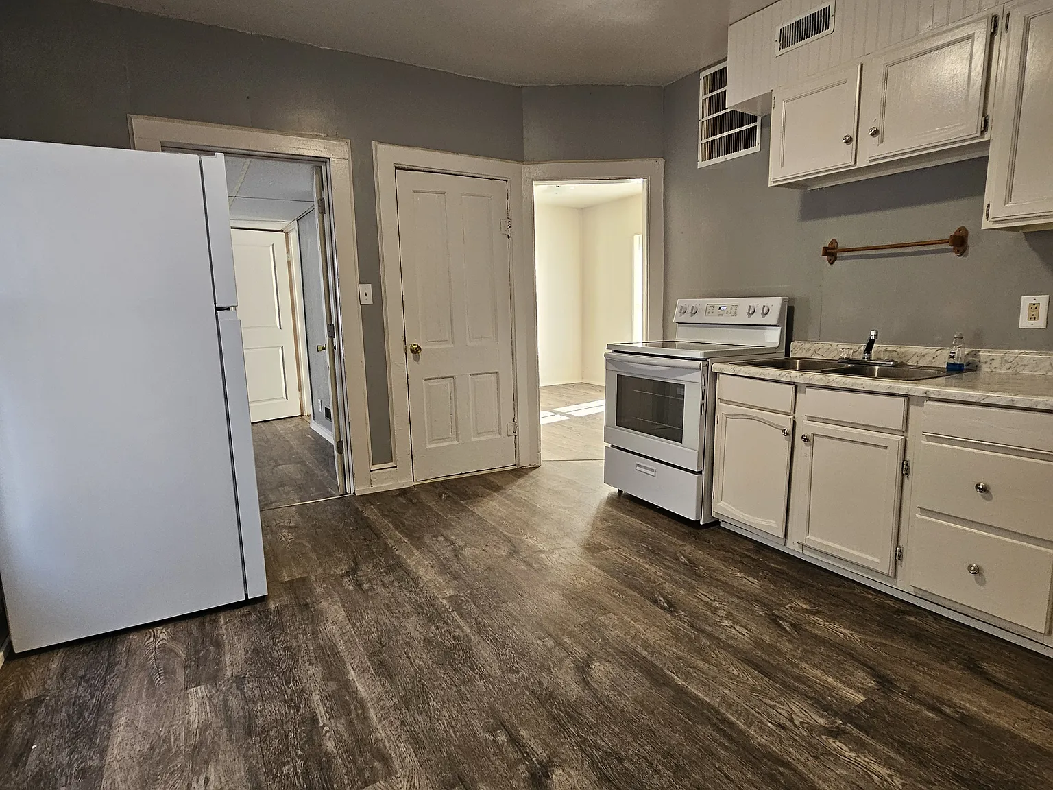 3 bed, 1000 sqft, $975 — Photo 3