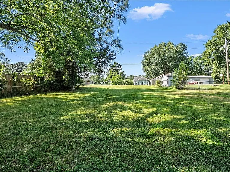 210 E Kay St — Photo 8