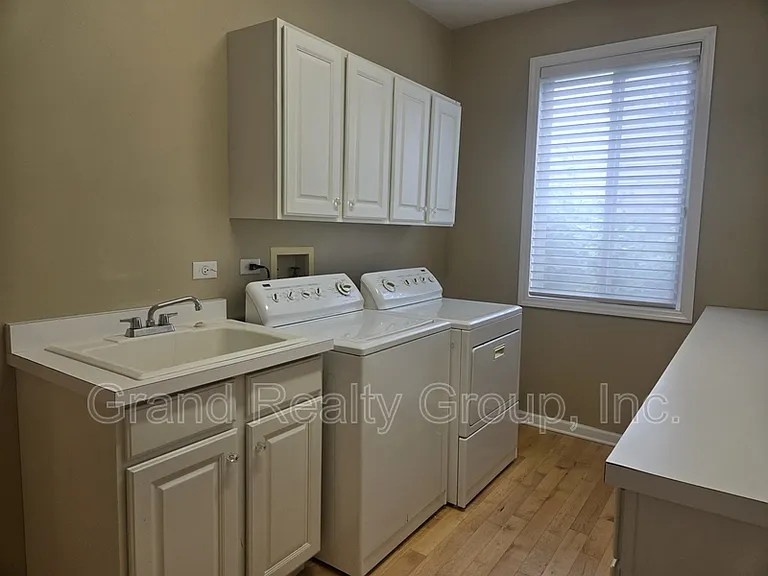 217 Lexington Ct — Photo 9