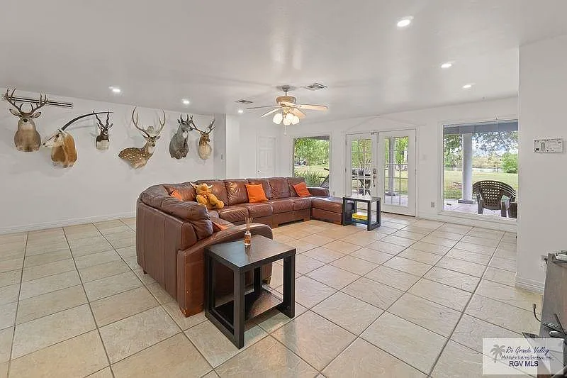 5 bed, 5.5 bath, 5289 sqft, $3,750 — Photo 4