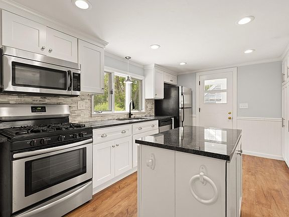 4th image of 128 Rock St