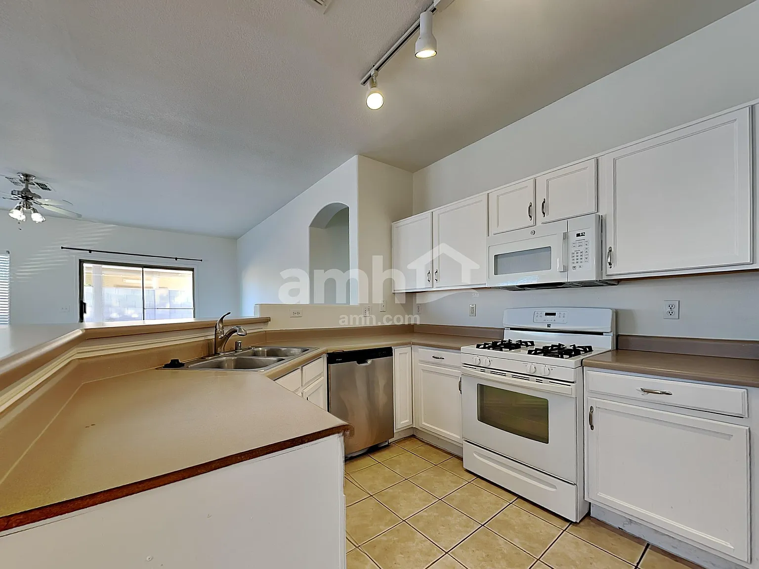 4 bed, 2.0 bath, 1700 sqft, $2,295 — Photo 3