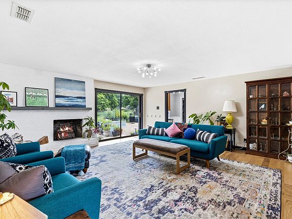 4th image of 216 Meadowlark Ln