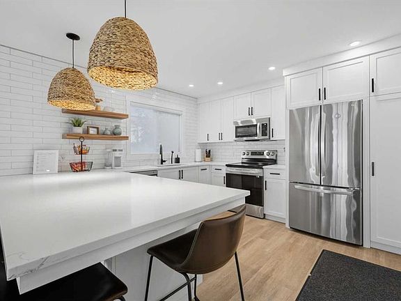 4th image of 4415 N Lakeshore Dr #2
