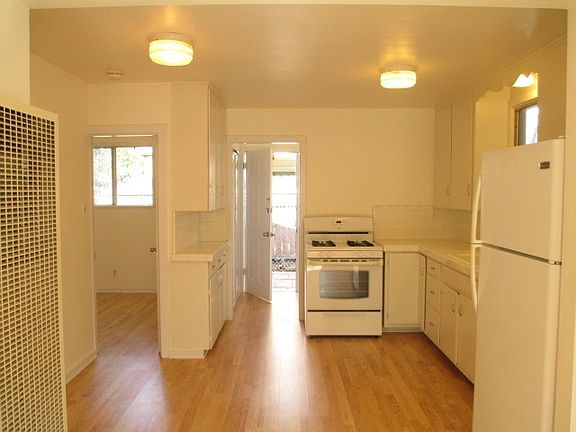 4th image of 3957 Revere Ave