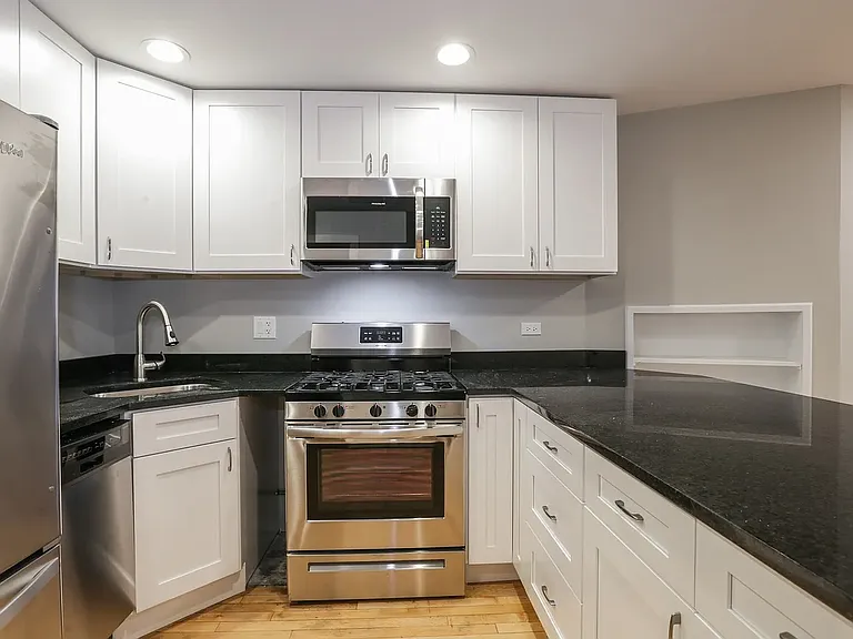 548 W Fullerton Pkwy #G — Photo 6