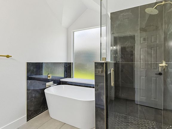 4th image of 305 Droinwich Cir