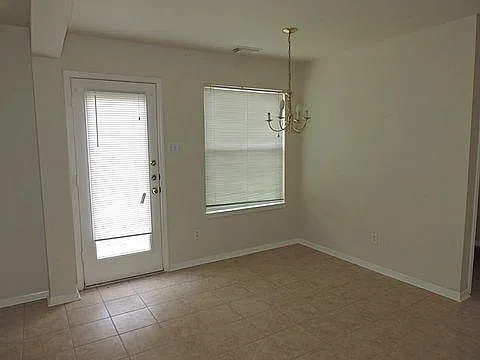3 bed, 2.5 bath, 2577 sqft, $2,040 — Photo 4