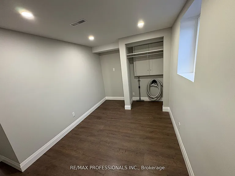 19 Elmbrook Cres #LOWER — Photo 12