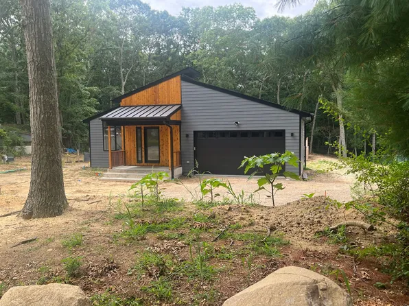 17 Bittersweet Ave, Hampton Bays, NY 11946