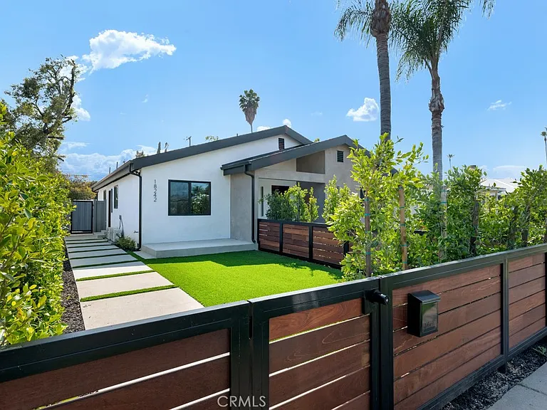 18238 Hartland St — Photo 4