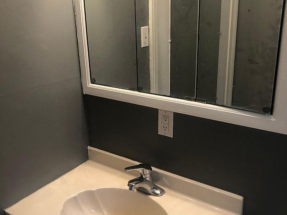 1st Floor Full Bathroom