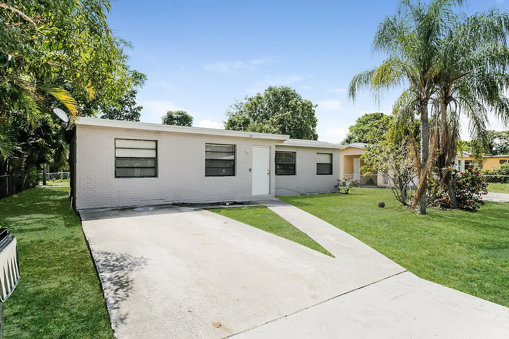 4 bed, 2.0 bath, 1123 sqft, $2,930 — Photo 2