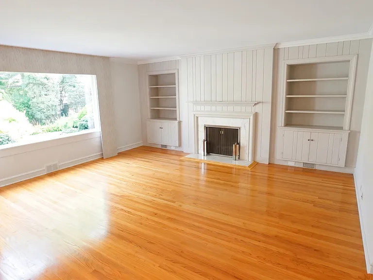 460 Highcrest Dr — Photo 4