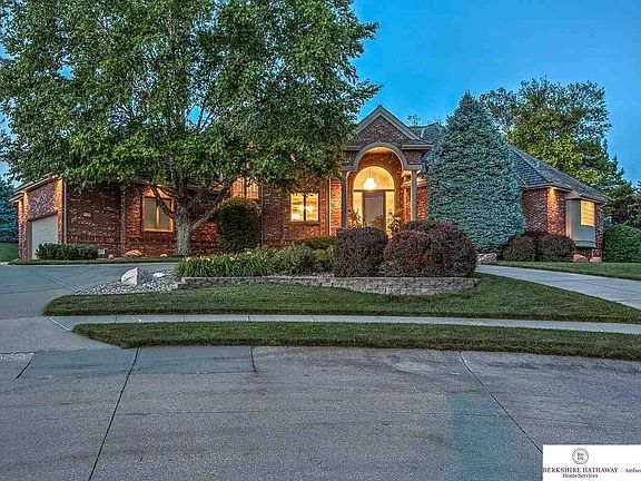 3rd image of 819 N 159th Cir
