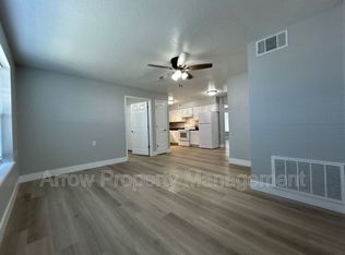 1013 W 14th St #5, Wamego, KS 66547