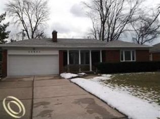 20660 Fairway Ln, Grosse Pointe Woods, MI 48236