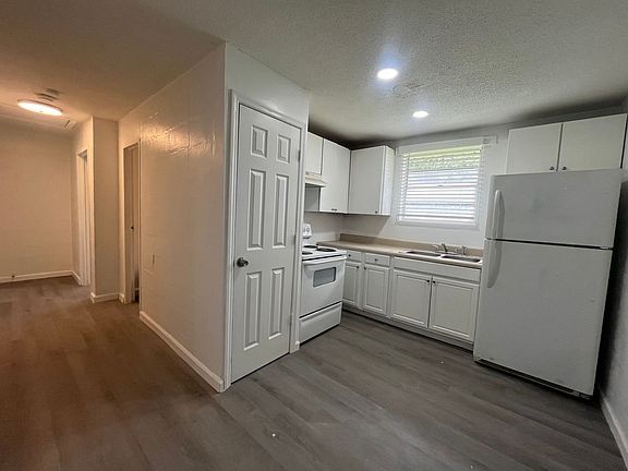 4th image of 803-828 Floyd St NE #2B-1BA-775SQFT