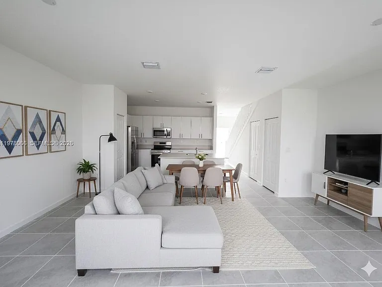 300 SE 10th Ct #300 — Photo 2