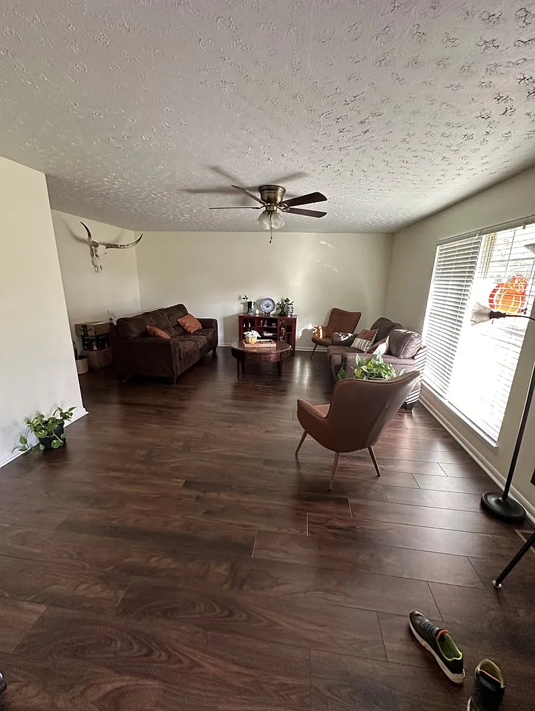 3 bed, 2.0 bath, 2220 sqft, $1,600 — Photo 4