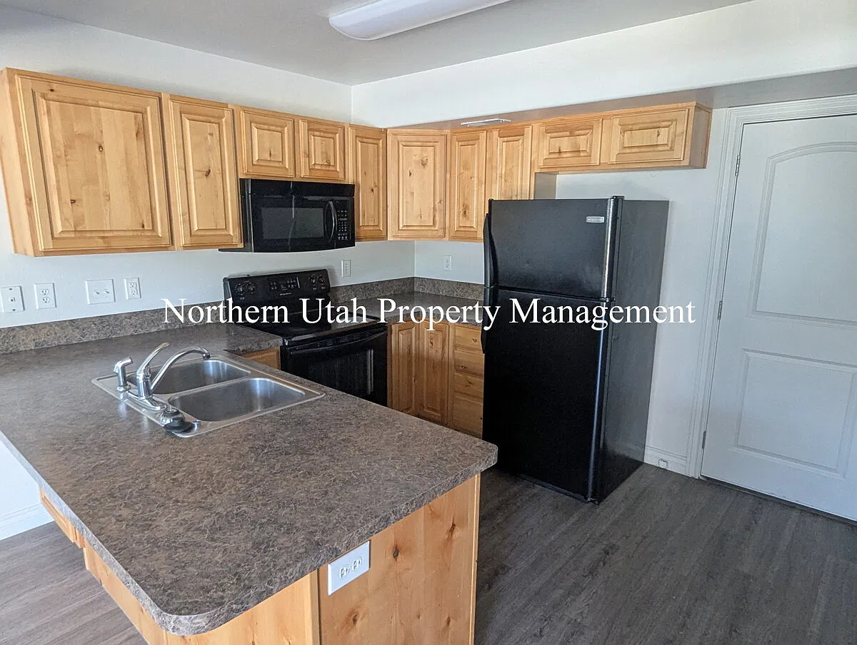 3 bed, 2.5 bath, 1302 sqft, $1,845 — Photo 3