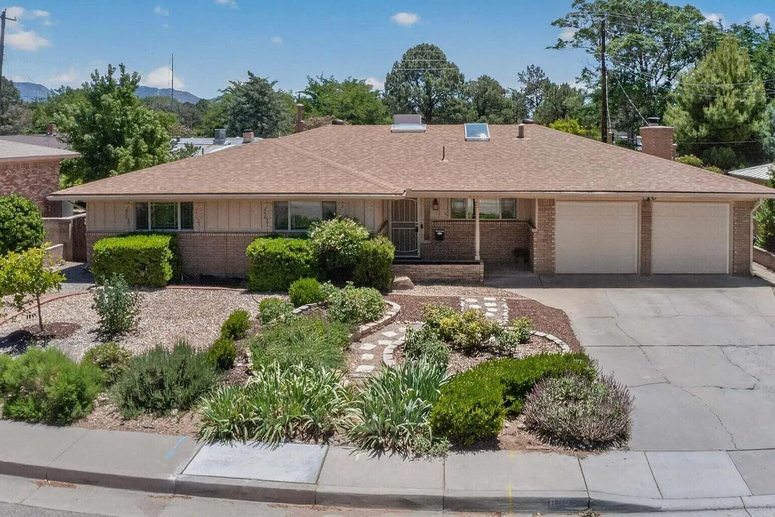 3 bed, 2.0 bath, 2167 sqft, $2,600 — Photo 2