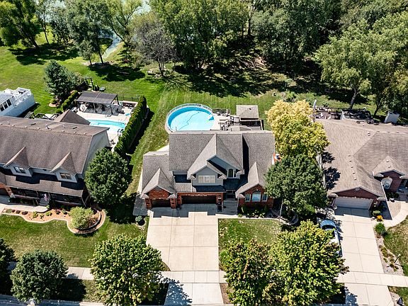 3rd image of 2630 Camelot Dr