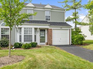 131 E Shag Bark Ln #131, Streamwood, IL 60107