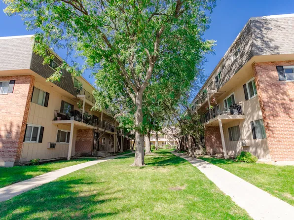 2406 Algonquin Rd APT 4, Rolling Meadows, IL 60008
