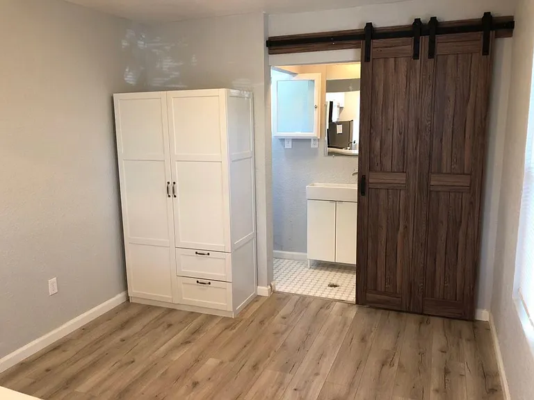 315 E Elm St #6 — Photo 12