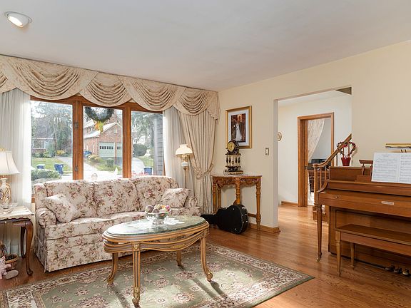 3rd image of 118 Northledge Dr