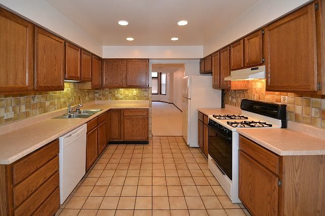 1st image of 1415 W Oakdale Ave #Three