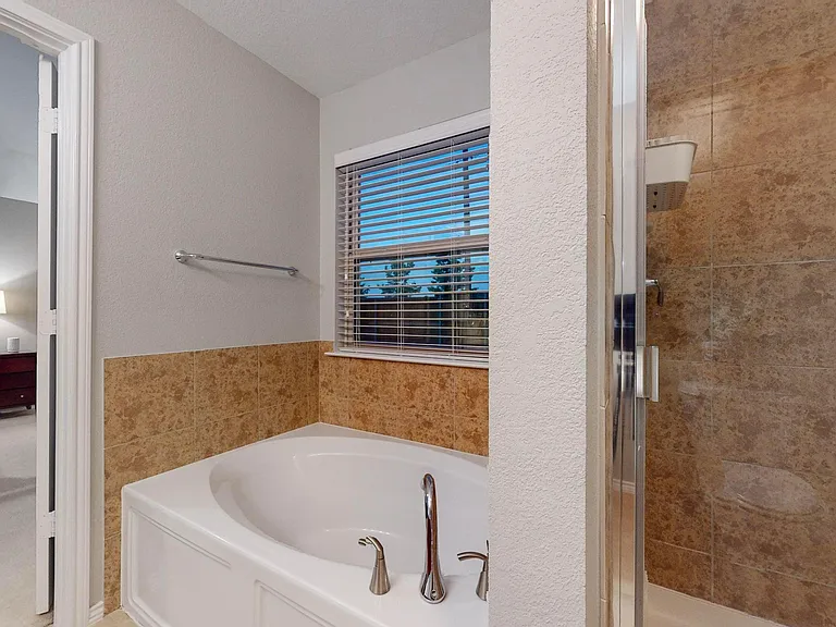 9412 Caliente Dr — Photo 38