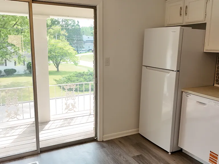 Creekwood Apartments — Photo 10